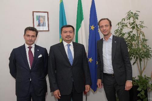 Il governatore Fedriga con l'ambasciatore kazako Sergey Nurtayev e il console onorario a Trieste Luca Bellinello 